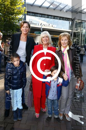 Amsterdam  29 september 2013
Premiere sinterklaas en de pepernoten chaos in pathe arena. Willeke Alberti met famile