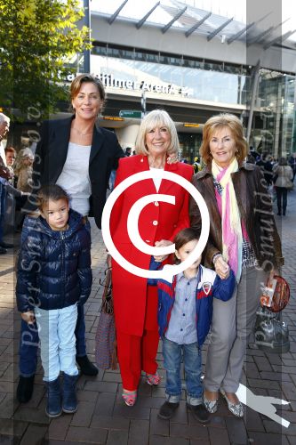 Amsterdam  29 september 2013
Premiere sinterklaas en de pepernoten chaos in pathe arena. Willeke Alberti met famile