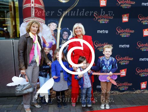 Amsterdam  29 september 2013
Premiere sinterklaas en de pepernoten chaos in pathe arena. Willeke Alberti met famile