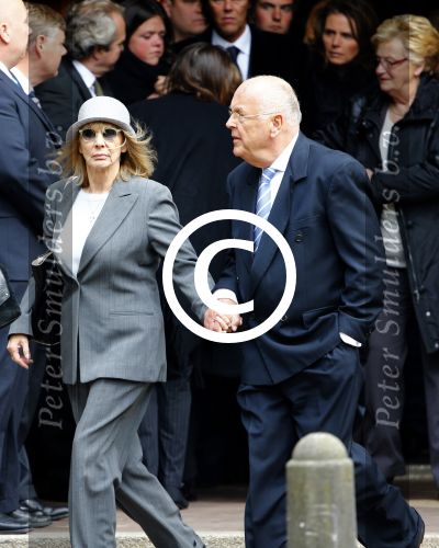 Laren 2 oktober 2013
Kerkdienst naar aanleiding van het overlijden van John de mol sr in de sint Jansbasiliek. Het was enorm druk met vrienden en familie.