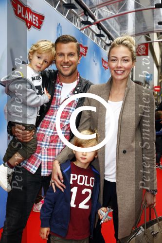 Amsterdam 21 september 2013
Premiere Planes in Tuschinski. Winston Gerschtanowitz met renate Verbaan en kinderen