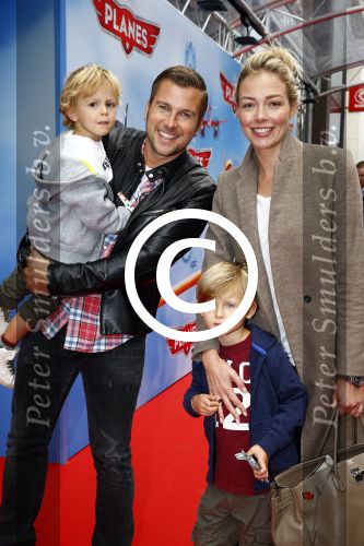 Amsterdam 21 september 2013
Premiere Planes in Tuschinski. Winston Gerschtanowitz met renate Verbaan en kinderen