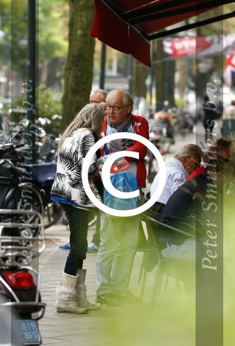 Amsterdam 24 september 2013
Youp van t Hek en Matthijs v Nieuwkerk samen op terras op de cornelis schuytstraat. Youp geeft dakloze geld