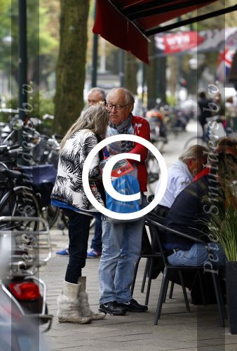 Amsterdam 24 september 2013
Youp van t Hek en Matthijs v Nieuwkerk samen op terras op de cornelis schuytstraat. Youp geeft dakloze geld