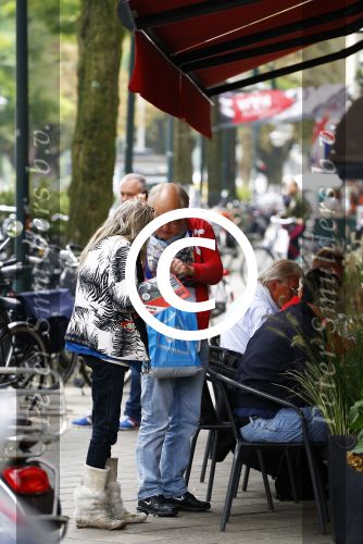 Amsterdam 24 september 2013
Youp van t Hek en Matthijs v Nieuwkerk samen op terras op de cornelis schuytstraat. Youp geeft dakloze geld
