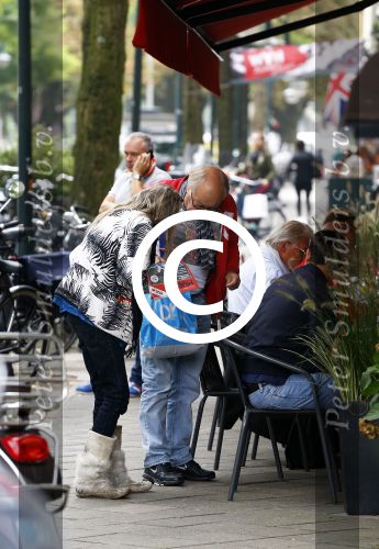 Amsterdam 24 september 2013
Youp van t Hek en Matthijs v Nieuwkerk samen op terras op de cornelis schuytstraat. Youp geeft dakloze geld