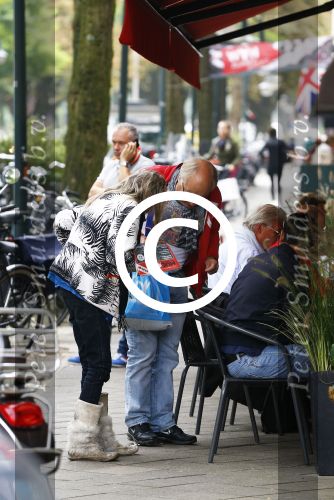 Amsterdam 24 september 2013
Youp van t Hek en Matthijs v Nieuwkerk samen op terras op de cornelis schuytstraat. Youp geeft dakloze geld