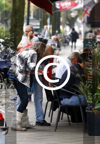 Amsterdam 24 september 2013
Youp van t Hek en Matthijs v Nieuwkerk samen op terras op de cornelis schuytstraat. Youp geeft dakloze geld