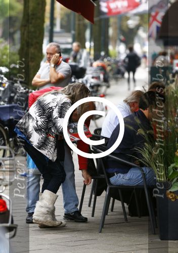 Amsterdam 24 september 2013
Youp van t Hek en Matthijs v Nieuwkerk samen op terras op de cornelis schuytstraat. Youp geeft dakloze geld