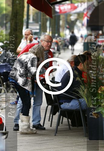 Amsterdam 24 september 2013
Youp van t Hek en Matthijs v Nieuwkerk samen op terras op de cornelis schuytstraat. Youp geeft dakloze geld