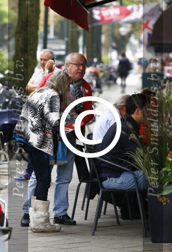 Amsterdam 24 september 2013
Youp van t Hek en Matthijs v Nieuwkerk samen op terras op de cornelis schuytstraat. Youp geeft dakloze geld