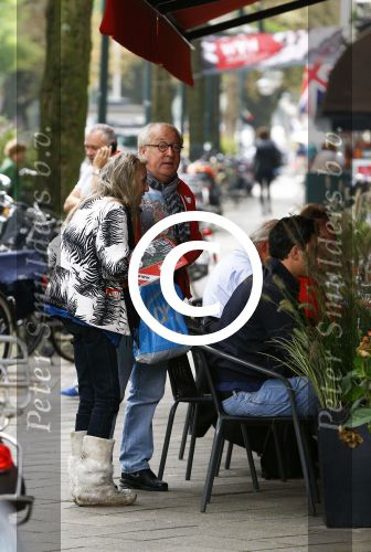 Amsterdam 24 september 2013
Youp van t Hek en Matthijs v Nieuwkerk samen op terras op de cornelis schuytstraat. Youp geeft dakloze geld
