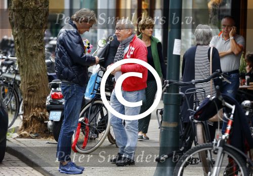 Amsterdam 24 september 2013
Youp van t Hek en Matthijs v Nieuwkerk samen op terras op de cornelis schuytstraat.