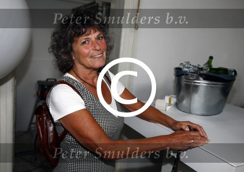 Amsterdam 17 september 2013
Katja Schuurman rijkt het eerst boek uit aan Johan Noorloos.
Yvonne Kroonenberg
