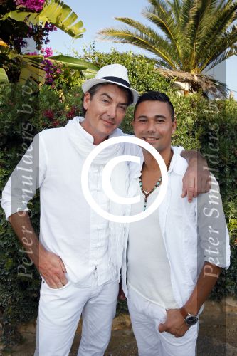 ibiza 26 september 2014
Trouwen Patty Brard en Antoine de Vijver bij babylon beach op ibiza. Bart ettekoven met vriend