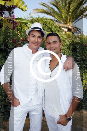 ibiza 26 september 2014
Trouwen Patty Brard en Antoine de Vijver bij babylon beach op ibiza. Bart ettekoven met vriend