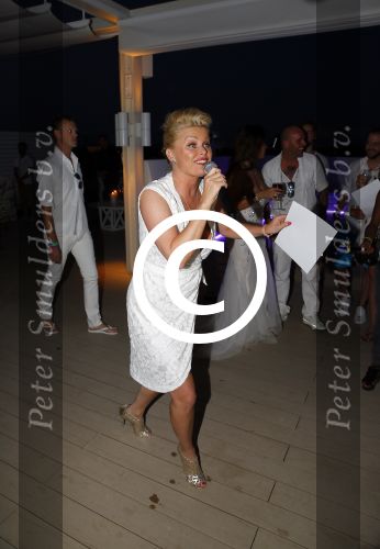 ibiza 26 september 2014
Trouwen Patty Brard en Antoine de Vijver bij babylon beach op ibiza. Bridget Maasland ving het bruidsboeket