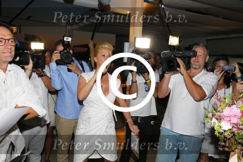ibiza 26 september 2014
Trouwen Patty Brard en Antoine de Vijver bij babylon beach op ibiza. Bridget Maasland ving het bruidsboeket