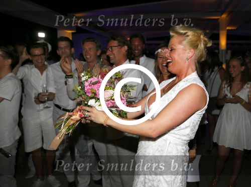 ibiza 26 september 2014
Trouwen Patty Brard en Antoine de Vijver bij babylon beach op ibiza. Bridget Maasland ving het bruidsboeket
