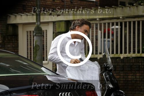 Amsterdam 16 oktober 2014
Camiel Eurlings wordt daags na zijn ontslag bij de KLM thuis gebracht door zijn prive chauffeur.
