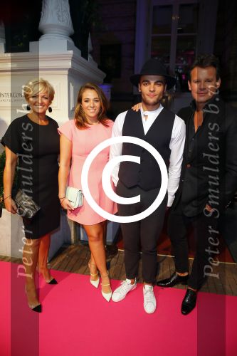 Amsterdam 29 september 2014
Beau monde awards in het Amstel hotel. caroline Tensen met zoon Bob en dochter Lotte  en Leco v Zadelhoff
