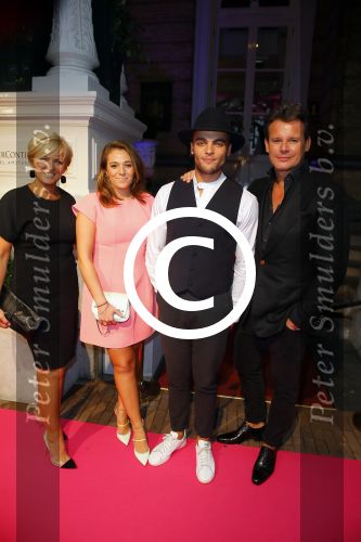Amsterdam 29 september 2014
Beau monde awards in het Amstel hotel. caroline Tensen met zoon Bob en dochter Lotte  en Leco v Zadelhoff