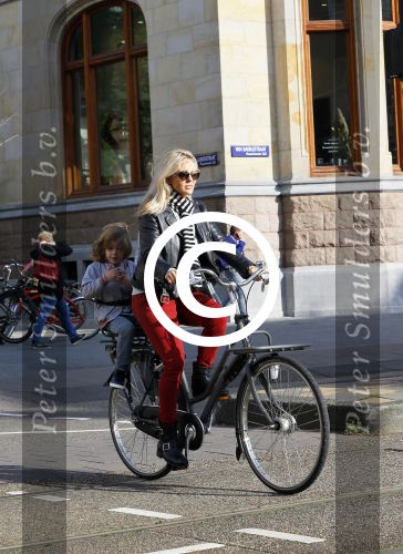 Amsterdam 7 oktober 2014
Chantal janzen met zoontje James op de fiets.