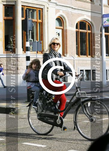 Amsterdam 7 oktober 2014
Chantal janzen met zoontje James op de fiets.