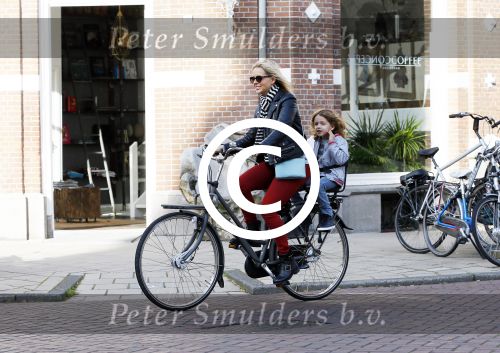 Amsterdam 7 oktober 2014
Chantal janzen met zoontje James op de fiets.