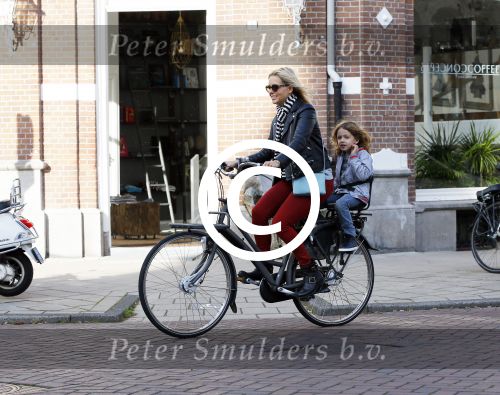 Amsterdam 7 oktober 2014
Chantal janzen met zoontje James op de fiets.