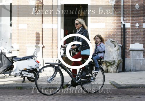 Amsterdam 7 oktober 2014
Chantal janzen met zoontje James op de fiets.