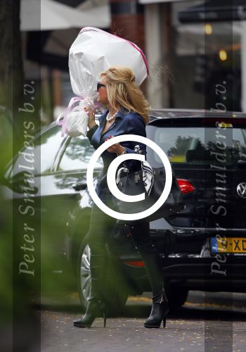 Amsterdam 1 oktober 2014
Connie Breukhoven met bloemen