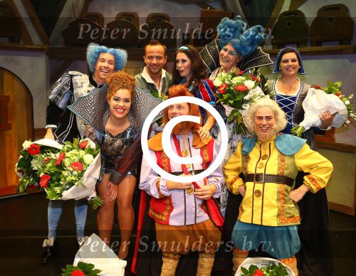 Bussum, 27 September 2014
Premiere Sneeuwwitje in \'t Spant in Bussum
Maud Mulder: sneeuwwitjeGeert Hoes: Jager JonathanMichael van Hoorne: koning constathijnSandra Dijkstra: koningin FabiolaAron Bruisten: dwergRobbert van Unnik: dwerg Anne fleur vd berg: spiegelLaura ter horst: hofdame
Foto Peter Smulders BV
