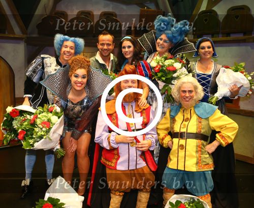 Bussum, 27 September 2014
Premiere Sneeuwwitje in \'t Spant in Bussum
Maud Mulder: sneeuwwitjeGeert Hoes: Jager JonathanMichael van Hoorne: koning constathijnSandra Dijkstra: koningin FabiolaAron Bruisten: dwergRobbert van Unnik: dwerg Anne fleur vd berg: spiegelLaura ter horst: hofdame
Foto Peter Smulders BV