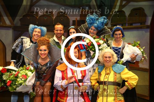 Bussum, 27 September 2014
Premiere Sneeuwwitje in \'t Spant in Bussum
Maud Mulder: sneeuwwitjeGeert Hoes: Jager JonathanMichael van Hoorne: koning constathijnSandra Dijkstra: koningin FabiolaAron Bruisten: dwergRobbert van Unnik: dwerg Anne fleur vd berg: spiegelLaura ter horst: hofdame
Foto Peter Smulders BV
