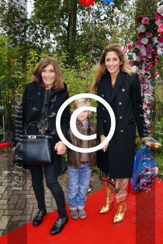 Amsterdam 8 0ktober 2014
Mama van het jaar verkieizing. danie Bles met moeder en zoon