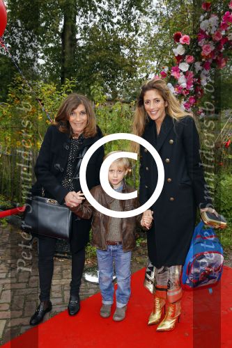 Amsterdam 8 0ktober 2014
Mama van het jaar verkieizing. danie Bles met moeder en zoon