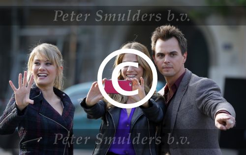 Amsterdam 30 september 2014
Kelly Kruger, Darin Brooks, Kim Matula, Scott Clifton, Ashleigh Brewer en Ferry Doedens uit de Amerikaanse soapserie The Bold and the Beautiful tijdens opnames op de dam in Amsterdam.