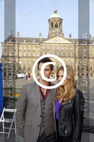 Amsterdam 30 september 2014
Kelly Kruger, Darin Brooks, Kim Matula, Scott Clifton, Ashleigh Brewer en Ferry Doedens uit de Amerikaanse soapserie The Bold and the Beautiful tijdens opnames op de dam in Amsterdam.