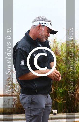 Vilamoura 10-11-12 Oktober 2014
Portugal Masters op GC Victoria
Vanwege de zware regenval gereduceerd van 72 naar 36 Holes
Darren Clark met mobiele telefoon en sigaret
Foto Peter Smulders BV