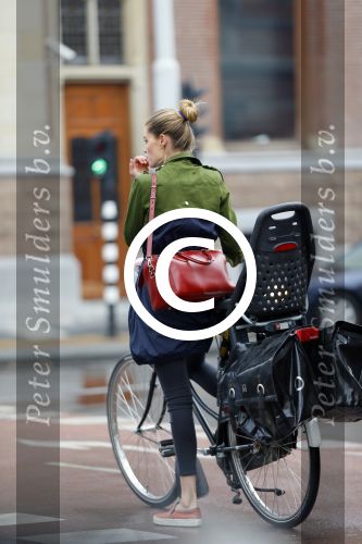 Amsterdam 24 september 2014
Doutzen Kroes op de fiets in Amsterdam.