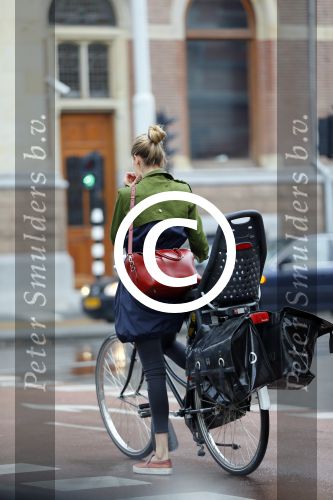 Amsterdam 24 september 2014
Doutzen Kroes op de fiets in Amsterdam.