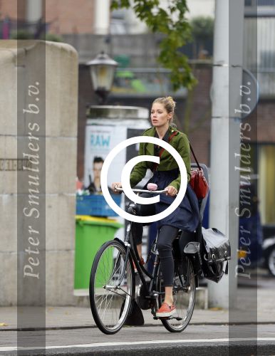 Amsterdam 24 september 2014
Doutzen Kroes op de fiets in Amsterdam.