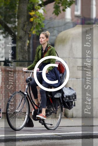 Amsterdam 24 september 2014
Doutzen Kroes op de fiets in Amsterdam.