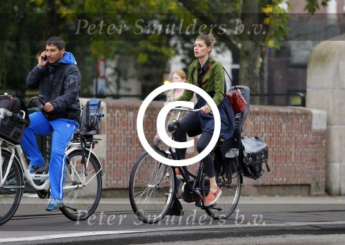 Amsterdam 24 september 2014
Doutzen Kroes op de fiets in Amsterdam.