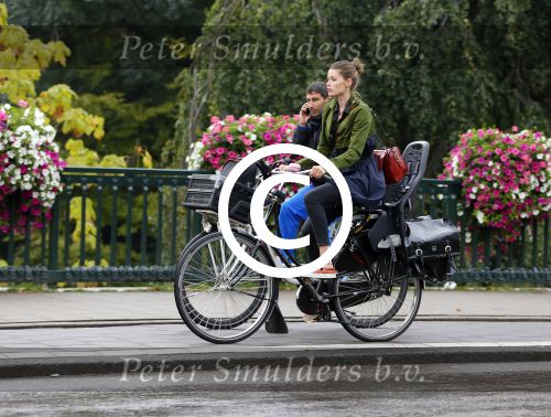 Amsterdam 24 september 2014
Doutzen Kroes op de fiets in Amsterdam.