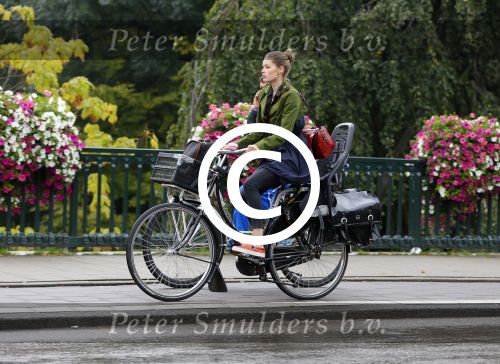 Amsterdam 24 september 2014
Doutzen Kroes op de fiets in Amsterdam.