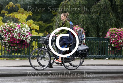 Amsterdam 24 september 2014
Doutzen Kroes op de fiets in Amsterdam.