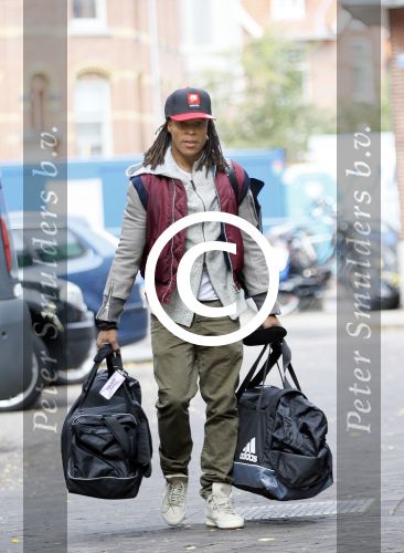 Amsterdam 7 oktober 2014
Edgar Davids met tassen op weg naar vliegveld met taxi.