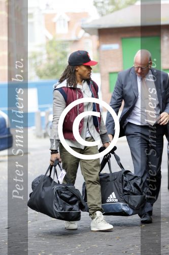 Amsterdam 7 oktober 2014
Edgar Davids met tassen op weg naar vliegveld met taxi.